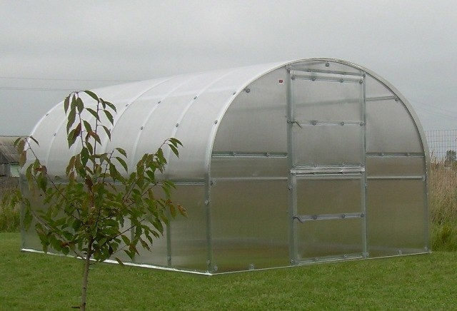 Plieninis/polikarbonatinis šiltnamis MEISTRO KODAS BALTIC LT 36 m2  4 mm danga