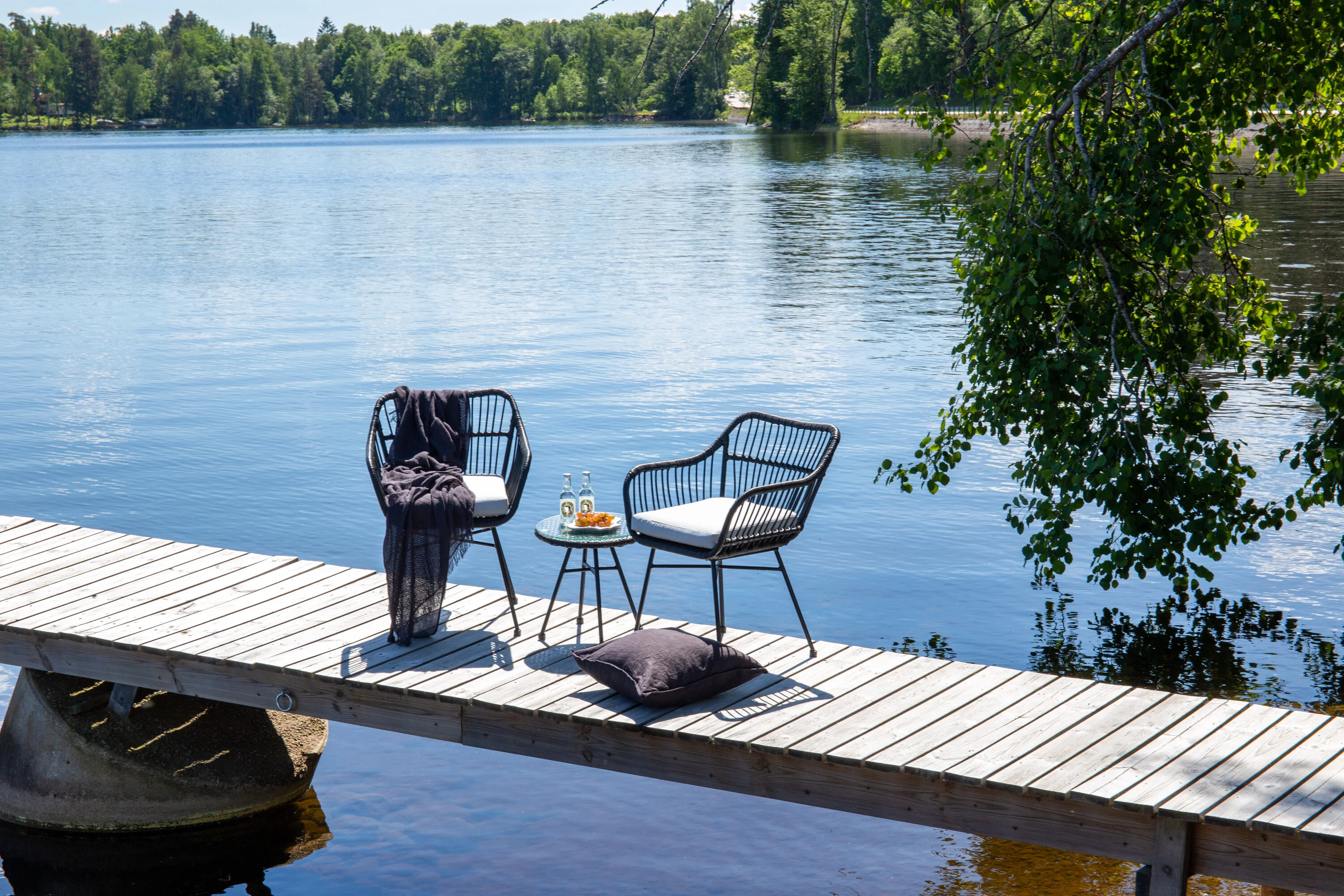 Sodo komplektas Viga stalas su 2 kėdėmis 